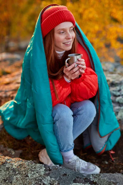 Viaggiatore donna con una tazza di tè, gode il paesaggio in montagna — Foto Stock