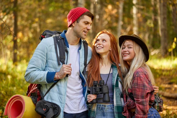 Retrato de três viajantes caucasianos na floresta selvagem — Fotografia de Stock