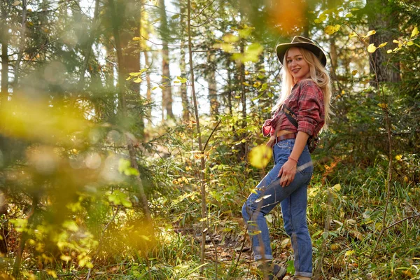 Portret uśmiechniętej blondynki w dzikiej przyrodzie — Zdjęcie stockowe