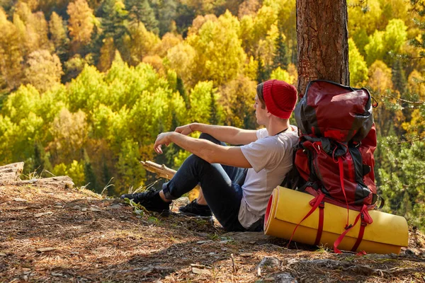 Sorglos reisende Männchen entspannen sich am Rande eines Berggipfels — Stockfoto