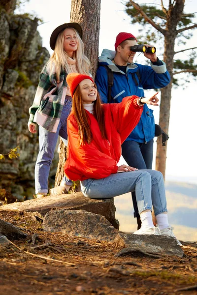 Grupo de personas son felices en las montañas, disfrutar de viajar juntos — Foto de Stock
