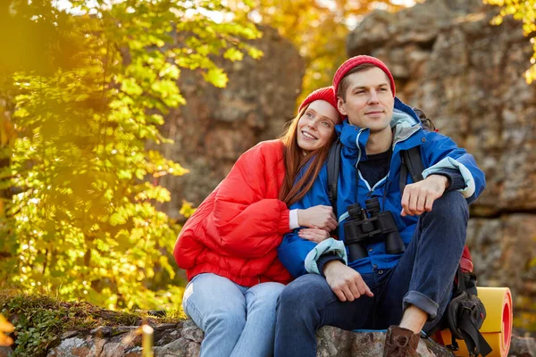 Pareja de camping, pareja romántica activa en el amor viajando y senderismo —  Fotos de Stock