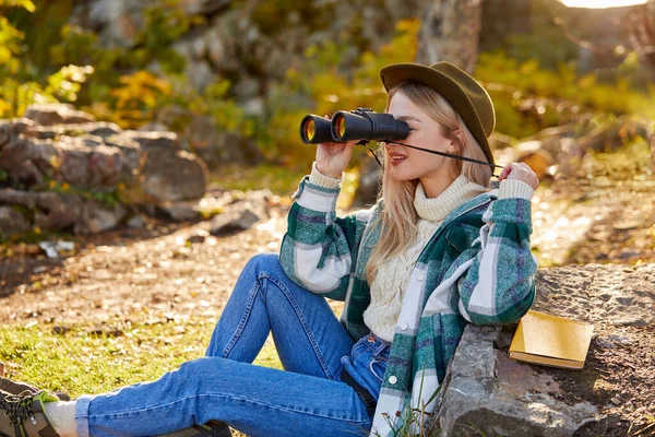 Jovem mulher loira feliz desfrutando de outono ao ar livre, use binóculos — Fotografia de Stock