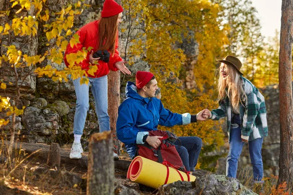 Amici si aiutano a vicenda a scalare le montagne — Foto Stock