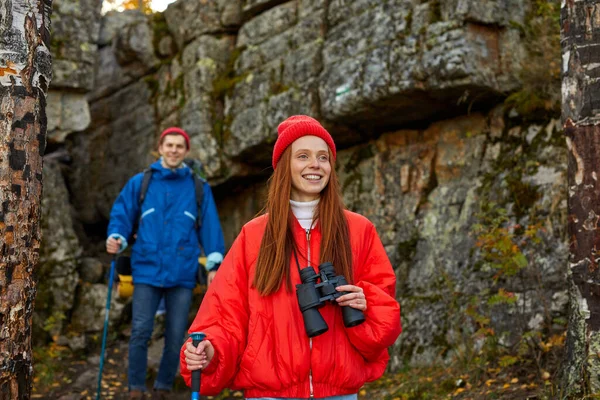 Grupo de pessoas estão felizes nas montanhas, gostam de viajar juntos — Fotografia de Stock