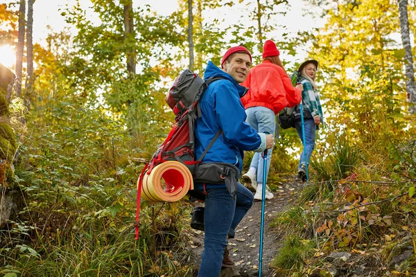 Gezgin adam dağ tırmanışı sırasında kadınları takip ediyor. — Stok fotoğraf