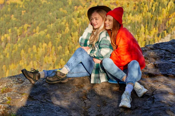 Dvě šťastné ženy cestovatele těšit v přírodě — Stock fotografie