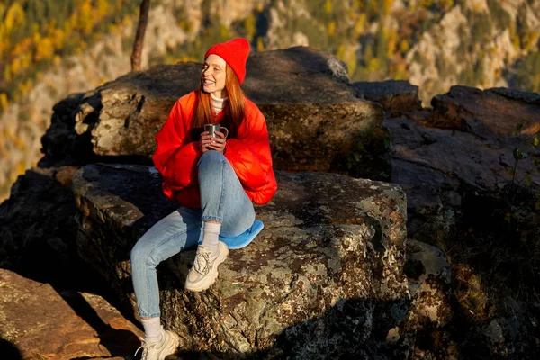 Portret van goed uitziende roodharige vrouw reist over bergen — Stockfoto