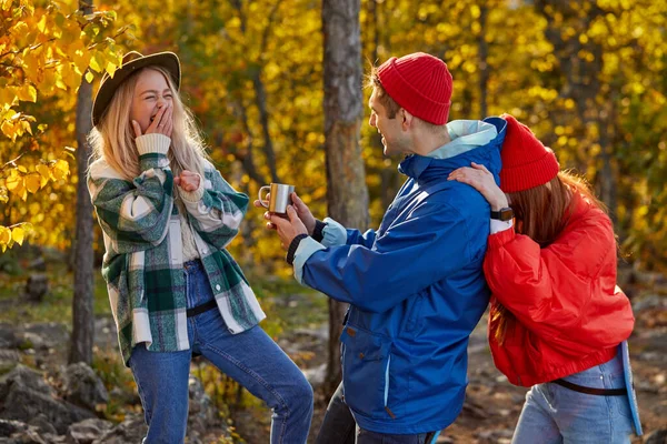 Tres amigos caucásicos riendo durante la caminata, aventura en el bosque —  Fotos de Stock