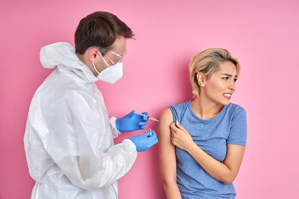 Médecin donnant injection de vaccin à la femme caucasienne effrayée — Photo