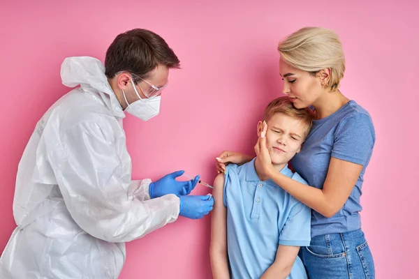 Kaukasiska barn pojke är rädd för spruta, kom han med mamma på sjukhus — Stockfoto