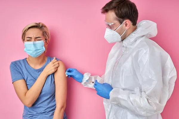 Söt vuxen kvinna med kort hår är rädd för injektion vaccination — Stockfoto