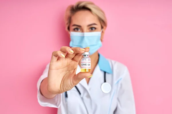 女性医師の手によるcovid-19ワクチンのクローズアップ写真 — ストック写真