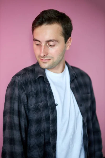 Retrato de un joven de moda con camisa casual a cuadros — Foto de Stock