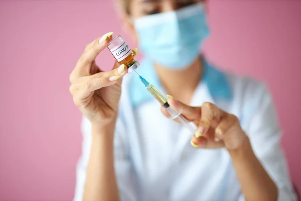Крупным планом фото женщины-врача, заполняющей шприц вакциной — стоковое фото