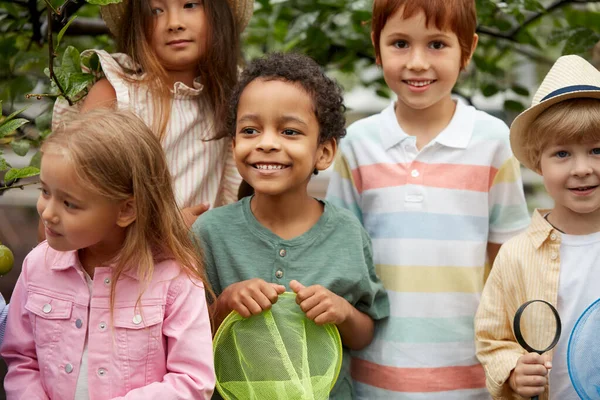 Gruppe unterschiedlicher naturinteressierter Kinder — Stockfoto