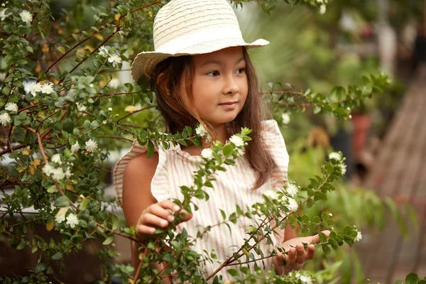 Adorable Azji dziecko dziewczyna wśród kwiatów — Zdjęcie stockowe