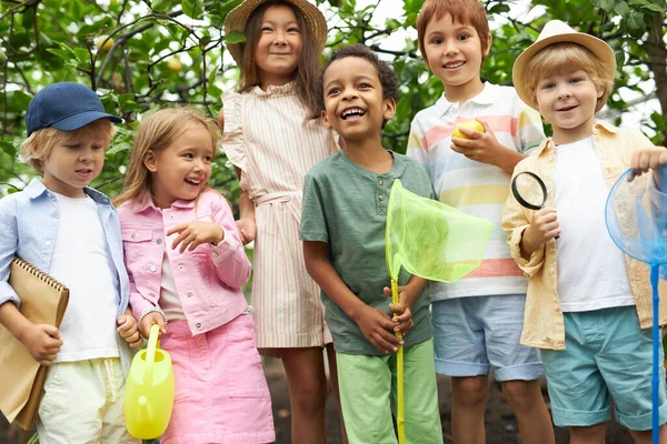 Retrato de grupo amistoso de niños en limonario o invernadero — Foto de Stock