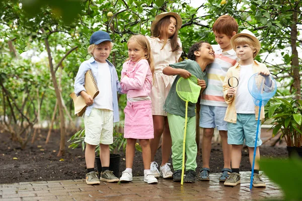 Porträt multiethnischer Kinder, die die Natur lieben und Zeit im Garten verbringen — Stockfoto