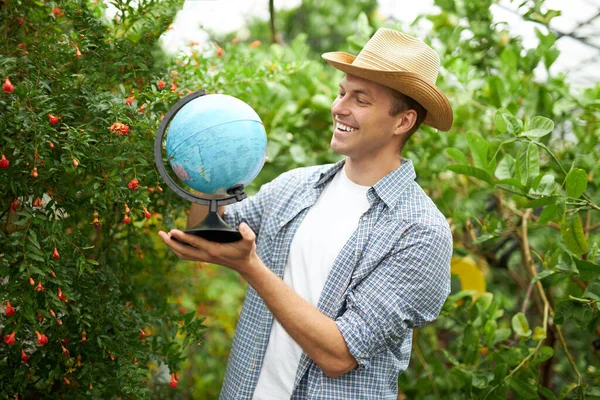 Feliz hombre adulto en sombrero celebrar globo en las manos —  Fotos de Stock