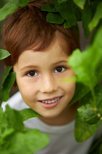 Ormanda gülümseyen çocuk portresi — Stok fotoğraf