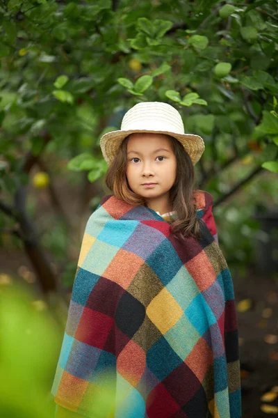 Portret uroczej azjatyckiej dziewczynki wokół roślin — Zdjęcie stockowe