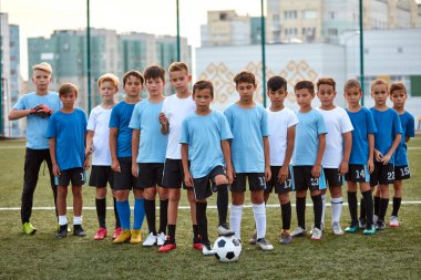 Genç futbolcular oynamaya hazır.