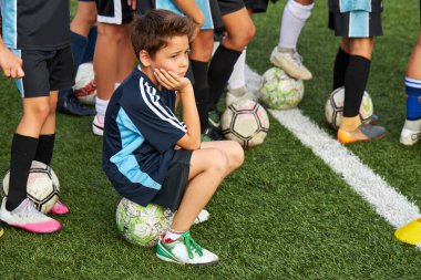 Futbol oynamak için zaman bekleyen bir grup çocuk.