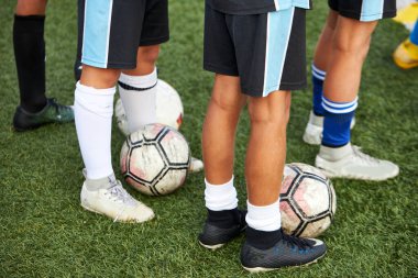 Çocuklar spor müsabakasından önce topla antrenman yapıyor.