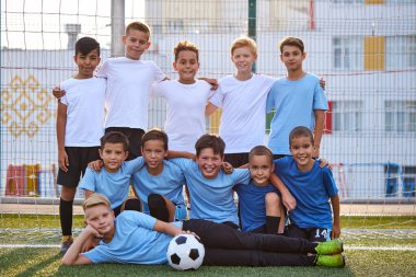 Üniformalı çocukların mutlu futbol takımı portresi.