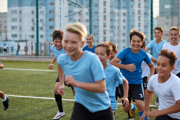 Feliz fottball jogadores meninos correr para jogar — Fotografia de Stock