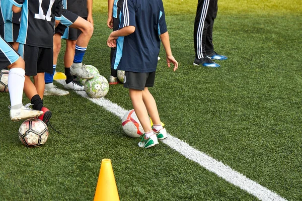 Adolescente chicos entrenamiento fútbol o fútbol juego en el estadio —  Fotos de Stock