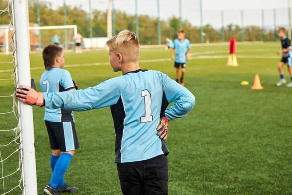 Visión trasera del niño joven descansando durante el juego —  Fotos de Stock