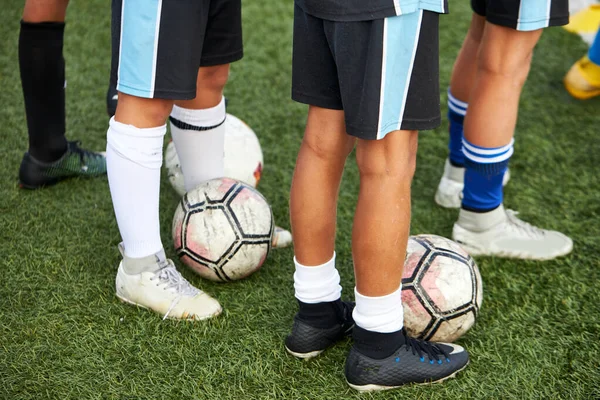 Crianças meninos formação com bola antes da competição desportiva — Fotografia de Stock
