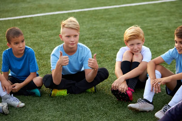 I giovani ragazzi godono di pausa durante il calcio o la partita di calcio — Foto Stock