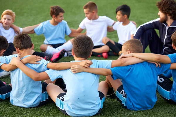 Jong team van sportieve jongens nemen een pauze tijdens voetbal wedstrijd — Stockfoto