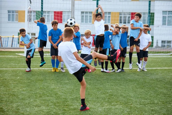 Niño deportivo patadas pelota, pena —  Fotos de Stock