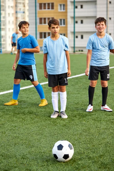 Jovens futebolistas em jogo de futebol no estádio — Fotografia de Stock