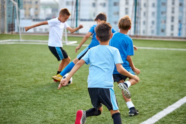 Jovens futebolistas em jogo de futebol no estádio — Fotografia de Stock