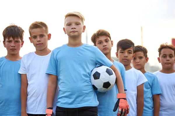 Retrato de equipe confiante de jovens jogadores de futebol — Fotografia de Stock