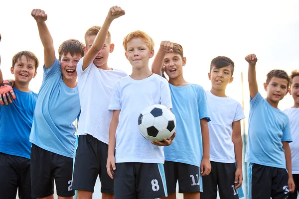 Young football players boys ready to play — Stock Photo, Image