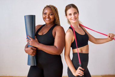 Spor giysi hasırında ince ve lus boyutunda modeller ve izole halat atlama.