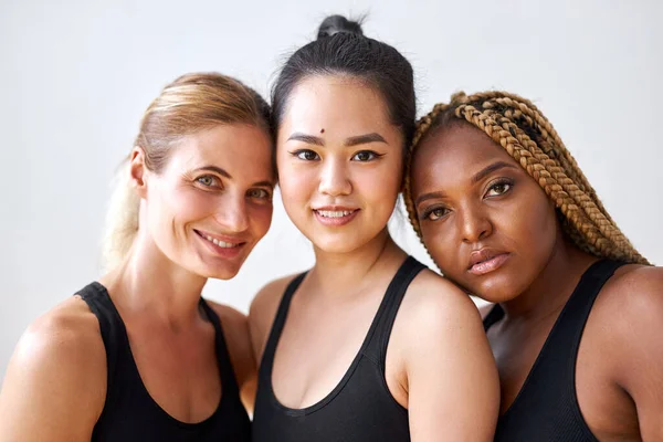 Τρία νεαρά πολυεθνικά θηλυκά μοντέλα διαφορετικής φυλής, χρώματος μαλλιών και μεγέθους σώματος που ποζάρουν στην κάμερα — Φωτογραφία Αρχείου