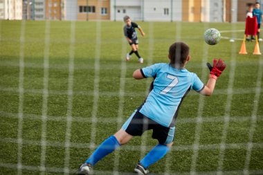 Genç çocuk kalecinin dikiz aynası.