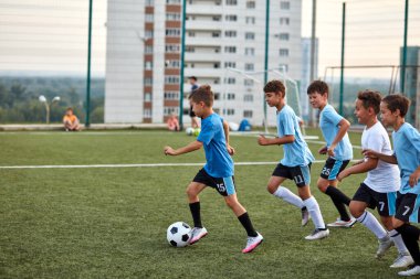 Stadyumdaki genç futbol takımları arasında antrenman ve futbol maçı