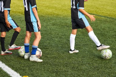 Çocuklar spor müsabakasından önce topla antrenman yapıyor.