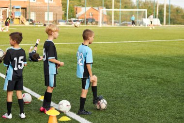Genç beyaz oyuncular futbol antrenmanında.