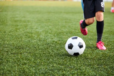 Futbol toplu genç çocuk yeşil çim arka planda hareket ediyor.