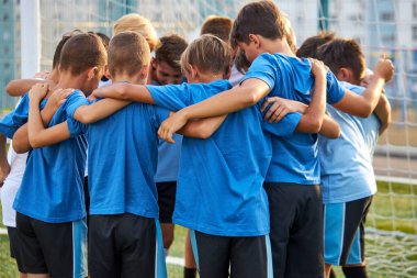 Futbol takımının küçük çocukları turnuvanın final maçından önce toplandılar.