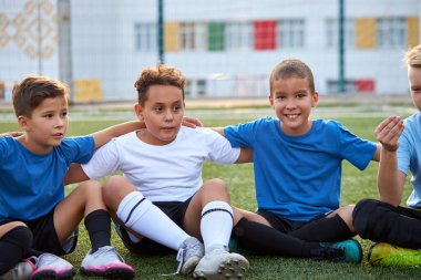 Futbol takımının küçük çocukları turnuvanın final maçından önce toplandılar.